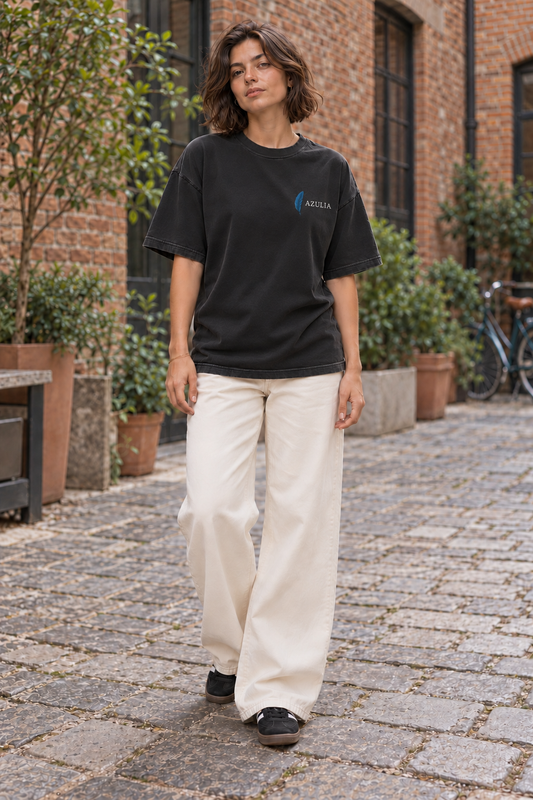 Seguo l’istinto — T-shirt pesante 240 — fronte, cortile con mattoni e bicicletta