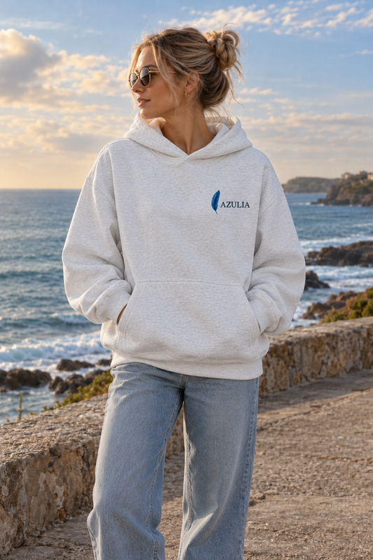 AZULIA Too Free to Fit In — felpa oversize bianco mélange, davanti indossato con logo lato cuore