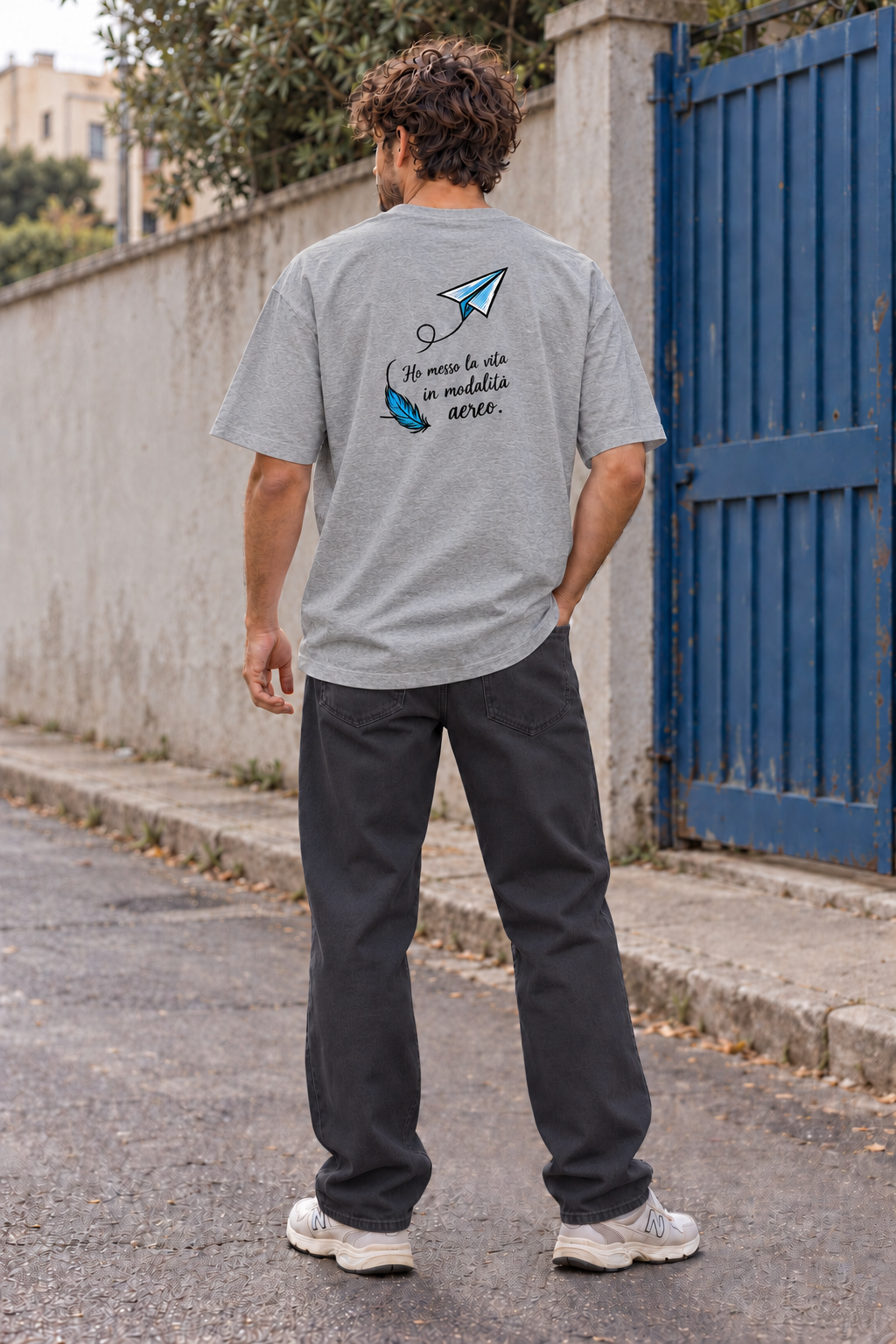Modalità aereo — T-shirt oversize 200 — retro — grigio erica — indossata