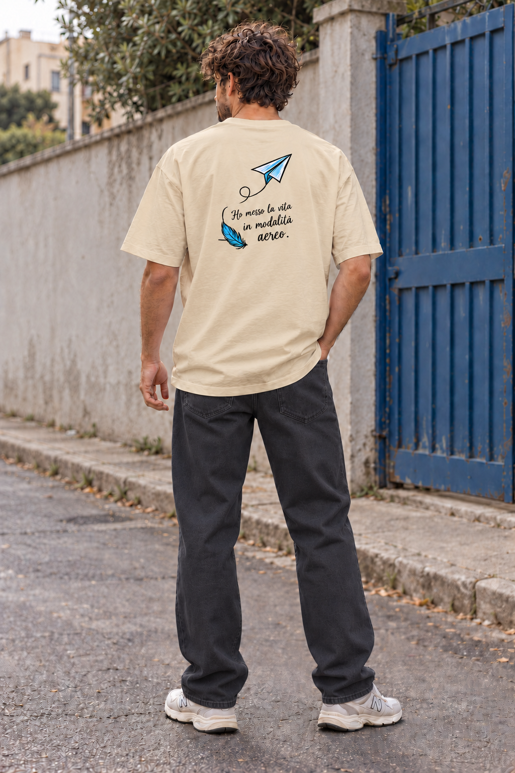 Modalità aereo — T-shirt oversize 200 — retro — pietra — indossata