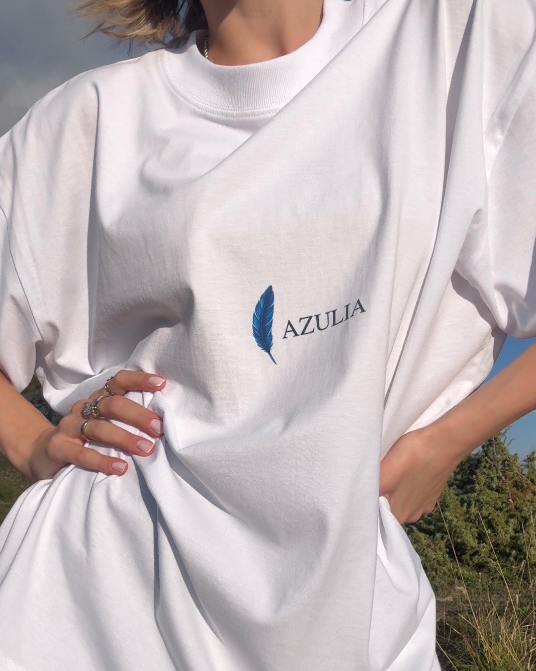 Modalità aereo AZULIA — foto reale del campione bianco con logo centrale sul davanti