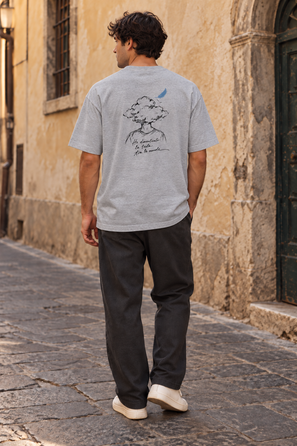 Tra le nuvole — T-shirt oversize 200 — retro — grigio erica — indossata