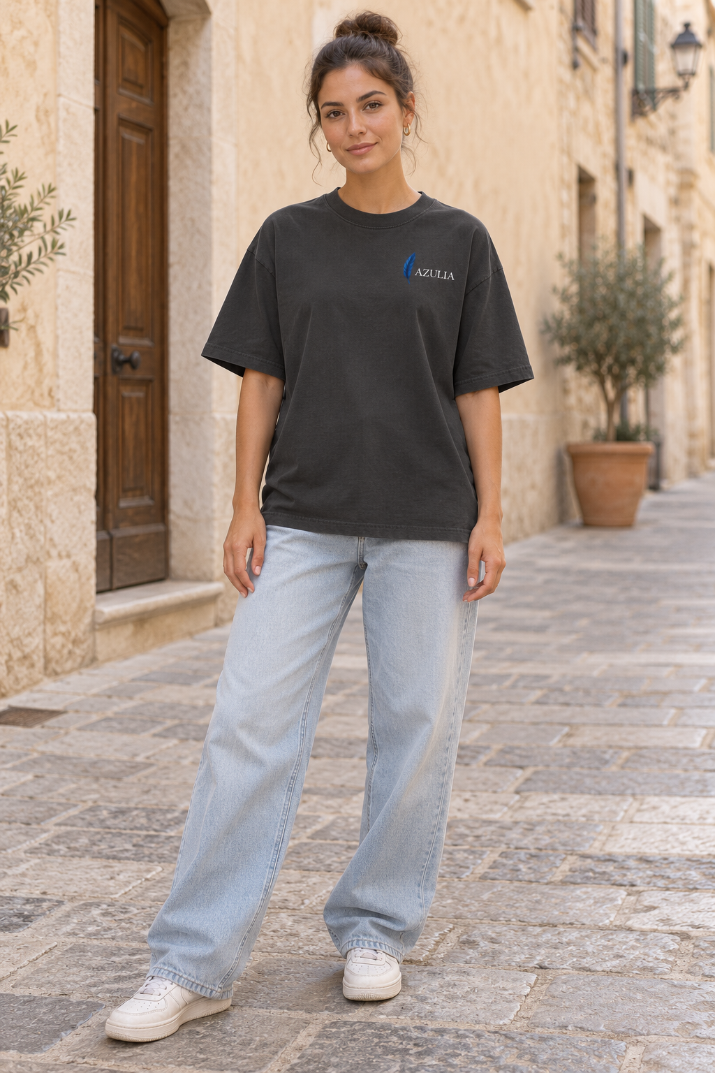 Too Wild to Stay — T-shirt nera 240 — donna fronte con logo lato cuore